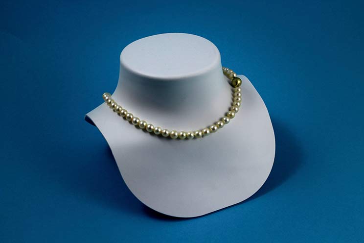 Büste mit Halsansatz als Präsentations-Display für Halsketten